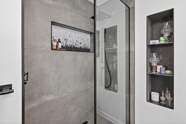 Building Photo - 2720 NE 59th St