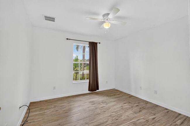 Building Photo - 497 SW Lacroix Ave