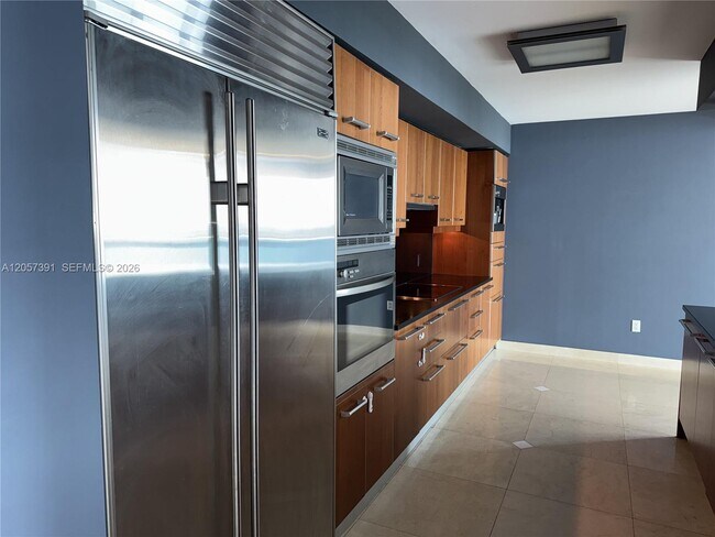 Building Photo - 1331 Brickell Bay Dr