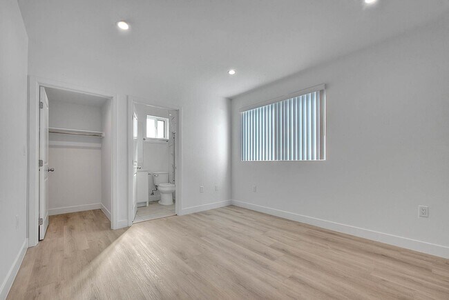Building Photo - 5850 Vineland Ave