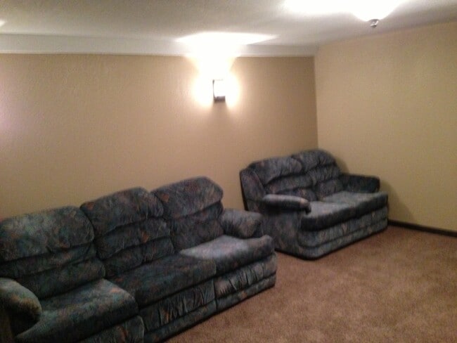 Building Photo - 3 Bedroom, Recently Remodeled, 1 Bath, Bas...