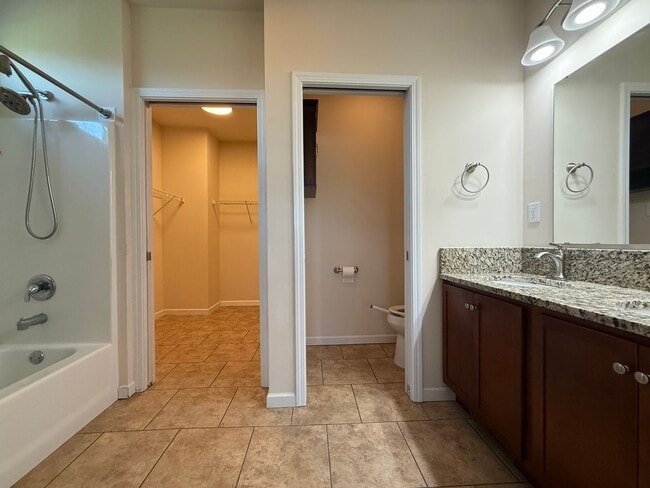 Building Photo - 3 Bedroom 3.5 Bathroom Home Located in Gre...