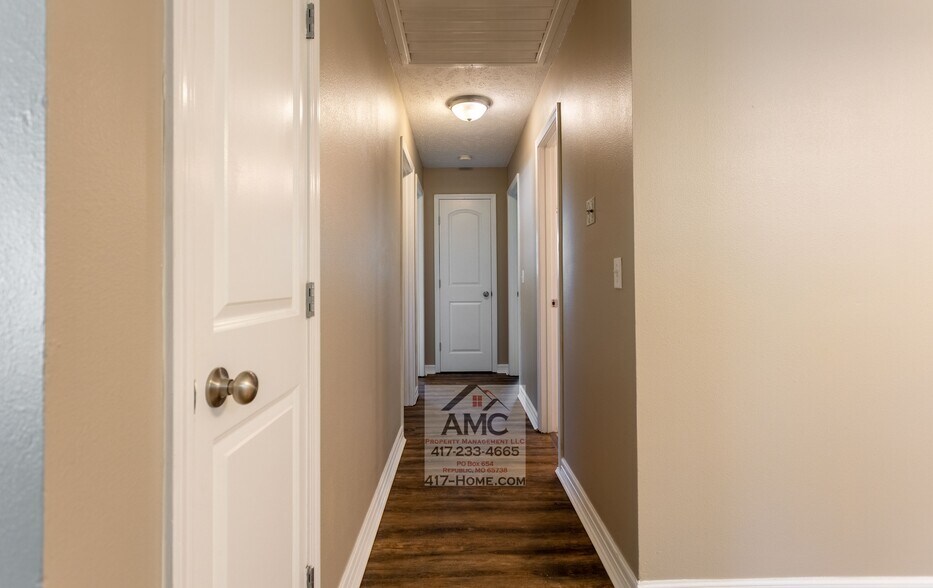 Building Photo - 1008 S Oak Ridge Dr