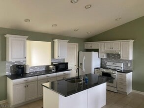 Building Photo - 6 Tillbrook Ct