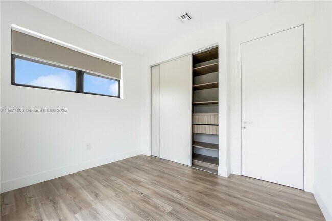Building Photo - 6156 SW 36th Ct