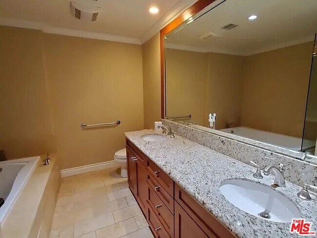 Building Photo - 1135 S Shenandoah St