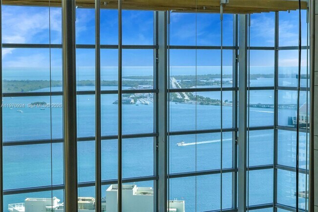 Building Photo - 1395 Brickell Ave