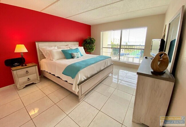 Building Photo - 404 Padre Blvd