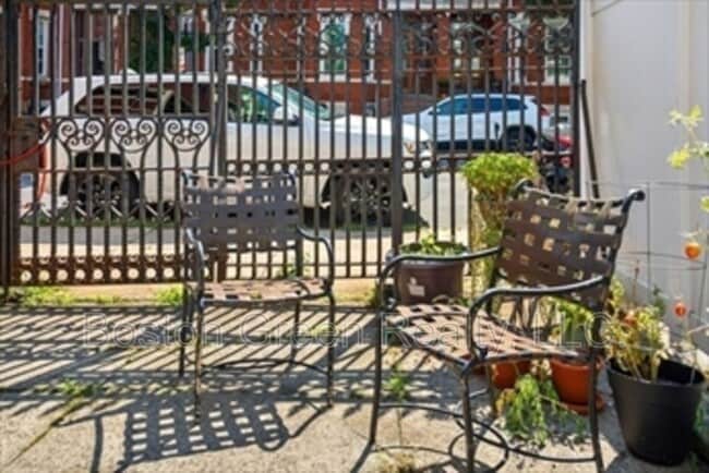 Building Photo - 181 M St