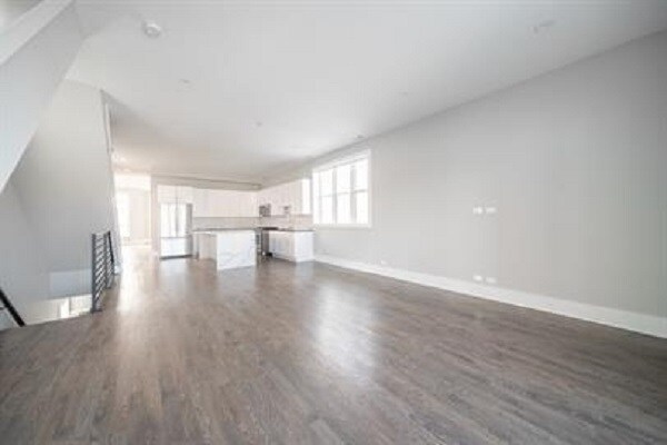 Building Photo - 556 W 18th St