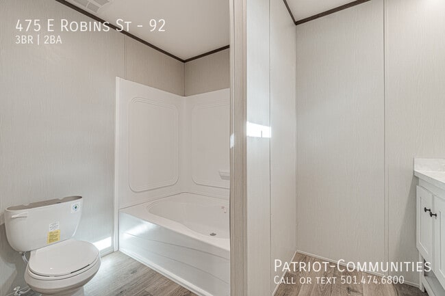 Building Photo - 475 E Robins St