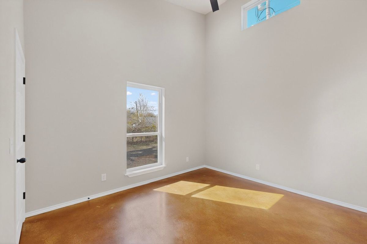 Building Photo - 1471 W Kaufman St