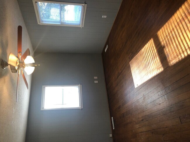 Building Photo - Quaint Cottage in Oak Ridge