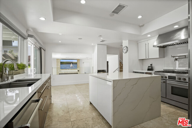 Building Photo - 16544 Park Ln Dr