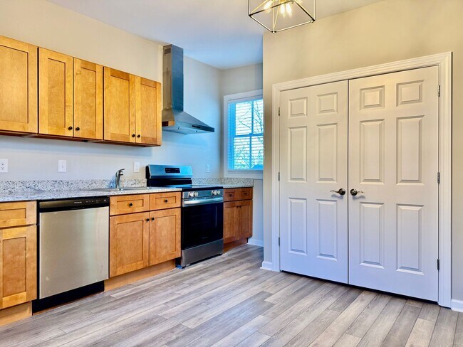 Building Photo - 218 College St