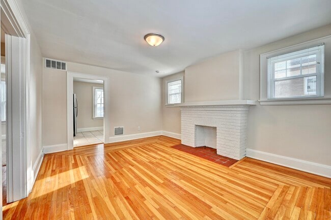 Building Photo - 832 St James Ave