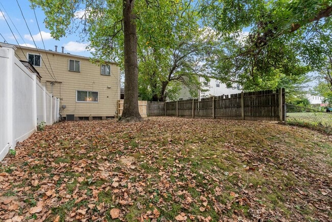 Building Photo - Newly Updated 3-Bedroom Duplex with Fresh ...