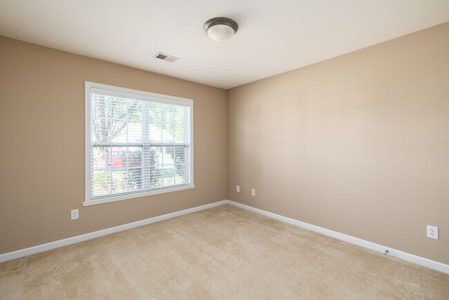Building Photo - Charming Residence with Modern Amenities and Community center access