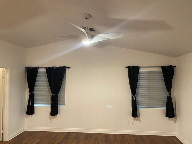 Building Photo - NW!! Single Story!! No Carpet!! No HOA!! B...