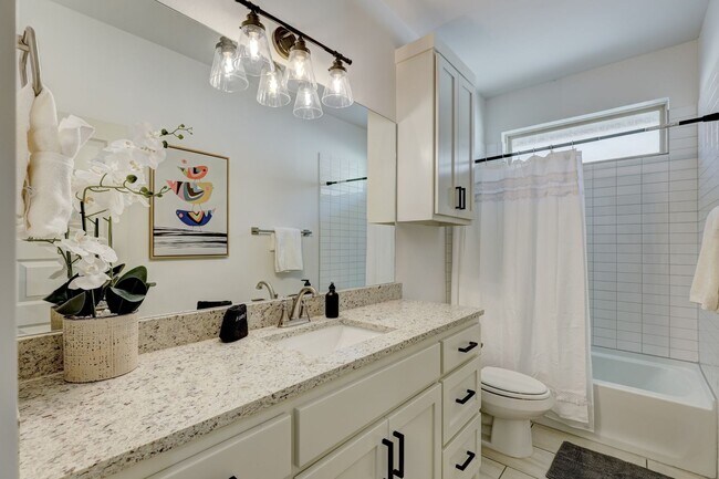 Building Photo - Stunning 4 Bedroom 3 Bath Home