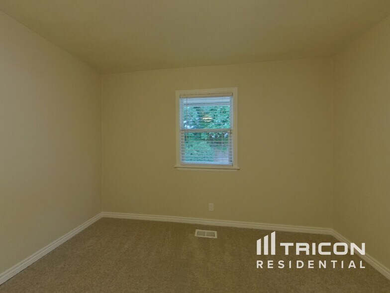 Building Photo - 2337 S Elm Dr