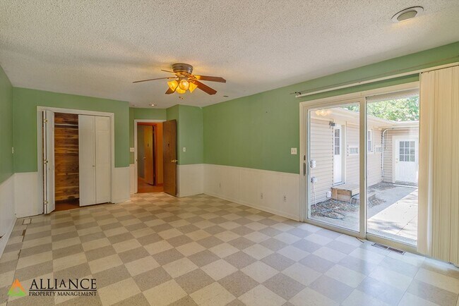 Building Photo - 1526 Jarvis Dr