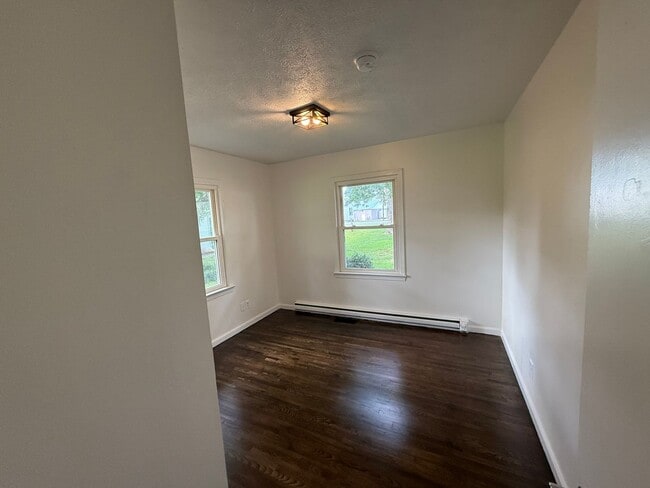 Building Photo - 3 Bed/1.5 Bath House