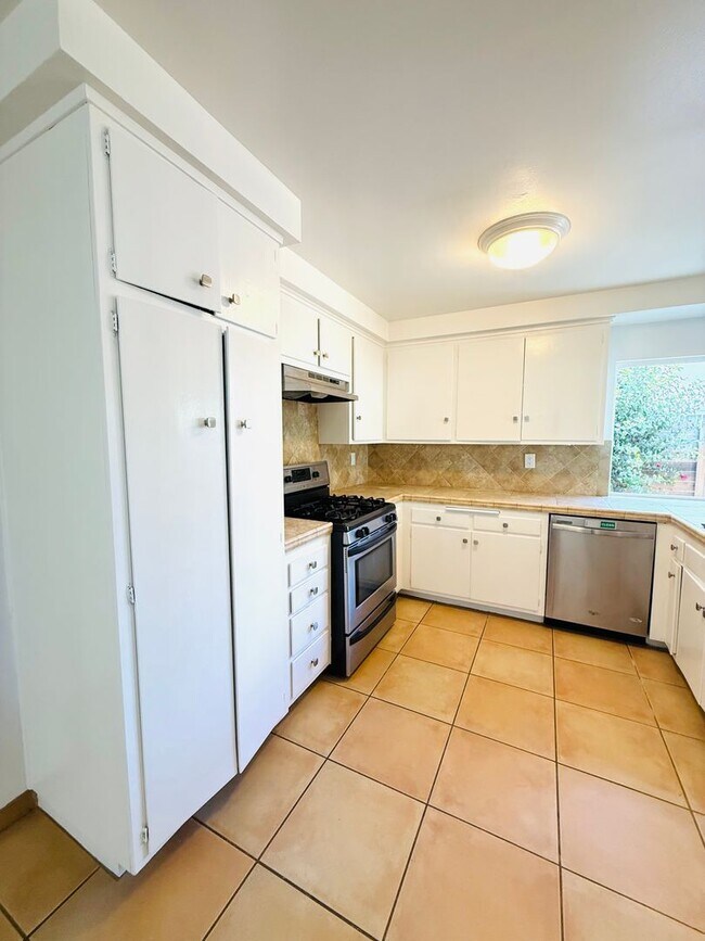 Building Photo - charming single-story 3-bedroom, 2-bathroo...