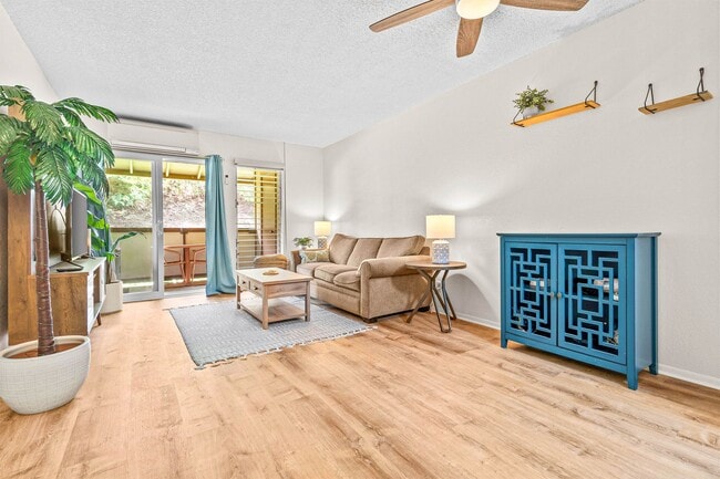 Building Photo - 2nd floor, 2 bedroom/1 bath/2 parking Town...