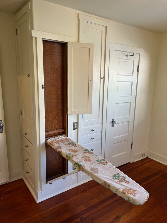 Building Photo - 135 E Ave 42