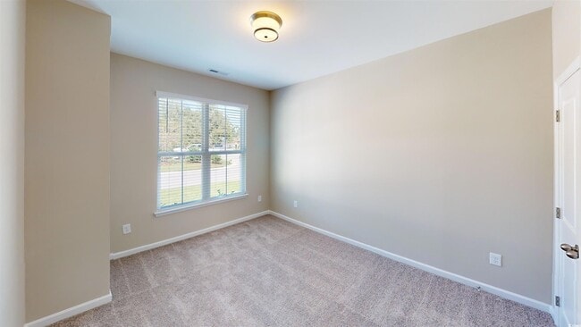 Building Photo - 14 Racquet Club Dr