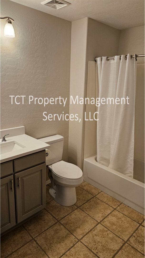 Building Photo - Newly Updated 2 Bedroom + den in Villages at Grayhawk!