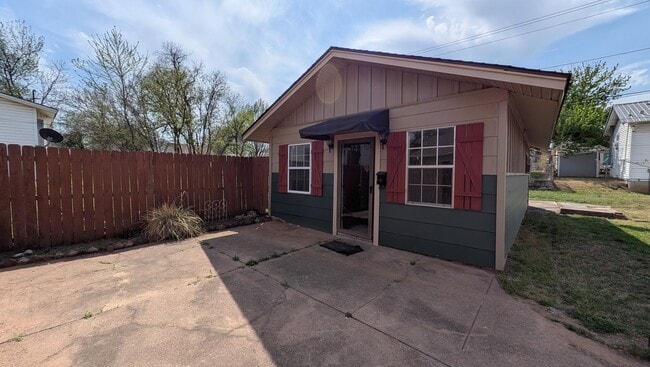 Building Photo - 317 1/2 W Dill