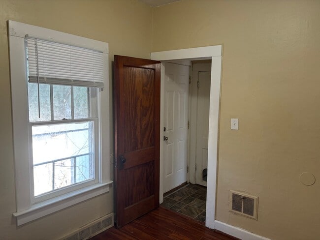 Building Photo - 3 Bedroom House