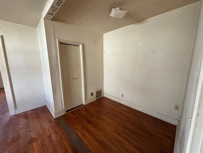 Building Photo - 2-Bedroom, 1-Bathroom Duplex with central heat and air