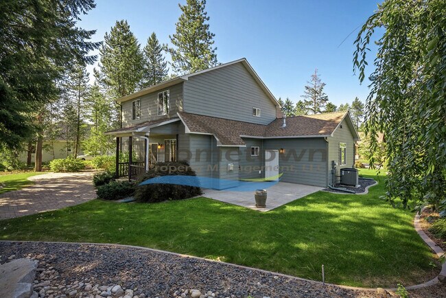Building Photo - Beautiful Craftsman Home with Amazing Back...