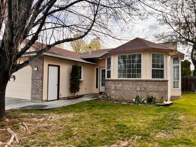 Building Photo - 4650 N Date Palm Ave