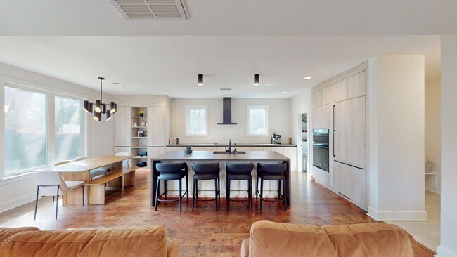 Building Photo - 1220 Lomax Ave