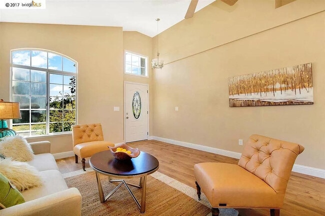 Building Photo - 4724 Cove Ln