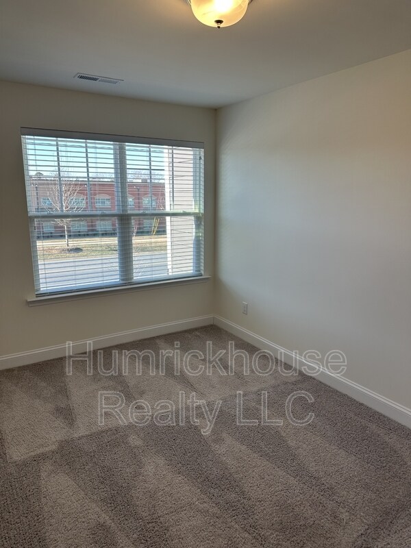 Building Photo - 1027 S Point Rd