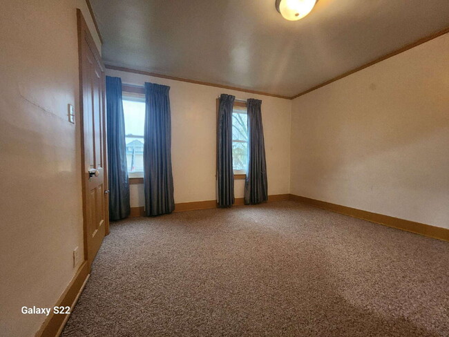 Building Photo - Upper Unit 3 bedrooms & shared garage