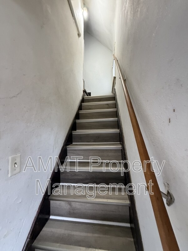 Building Photo - 723 W 1st St