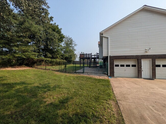 Building Photo - 6008 Yeaton Glen Dr