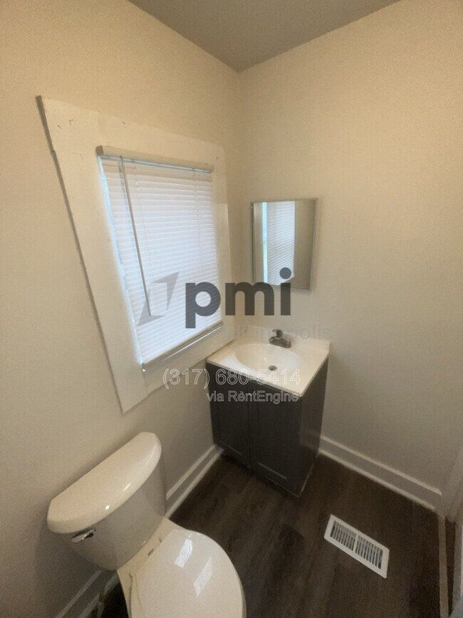 Building Photo - 2422 E Adams St