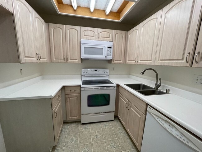 Building Photo - Crosspointe Centrally Located in Honolulu ...