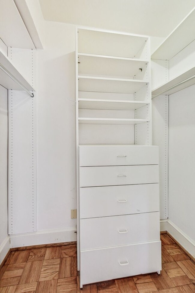 Building Photo - Elegant 2 Bedroom/ 2 Bath Unit in Westchester Cooperative!