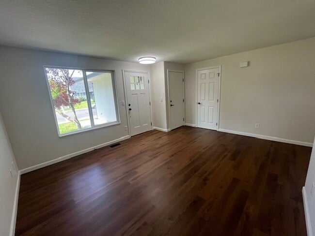 Building Photo - 3 Bedroom 2 Bath Lafayette OR 97127