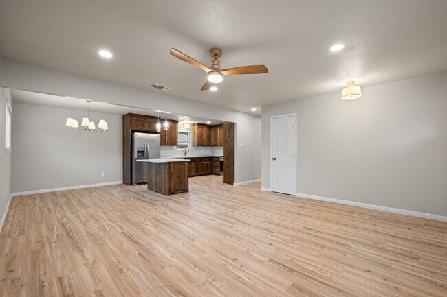 Building Photo - 2 Bed, 2 Bath Duplex