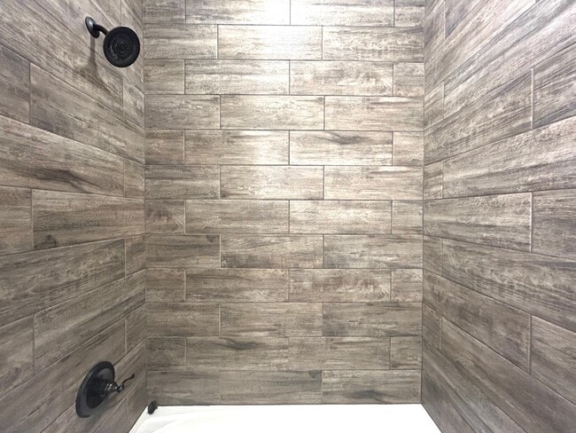 Building Photo - Water included - 1 Bed 1 Bath Near Downtown Rogers