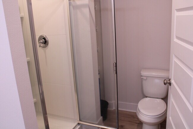 Building Photo - Beautiful New Townhome / Pet Friendly / Wi...